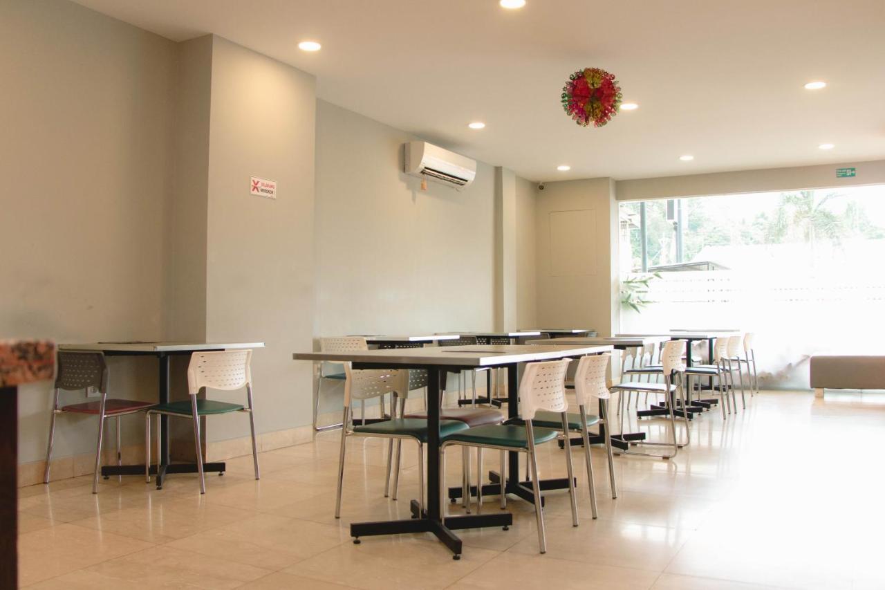 Oyo 592 Budget Hotel By The Harbour Padang (Sumatra) Exterior foto